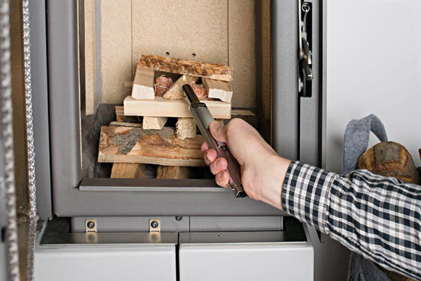 Einen Kaminofen richtig anfeuern. Die Schritt-für-Schritt-Anleitung.