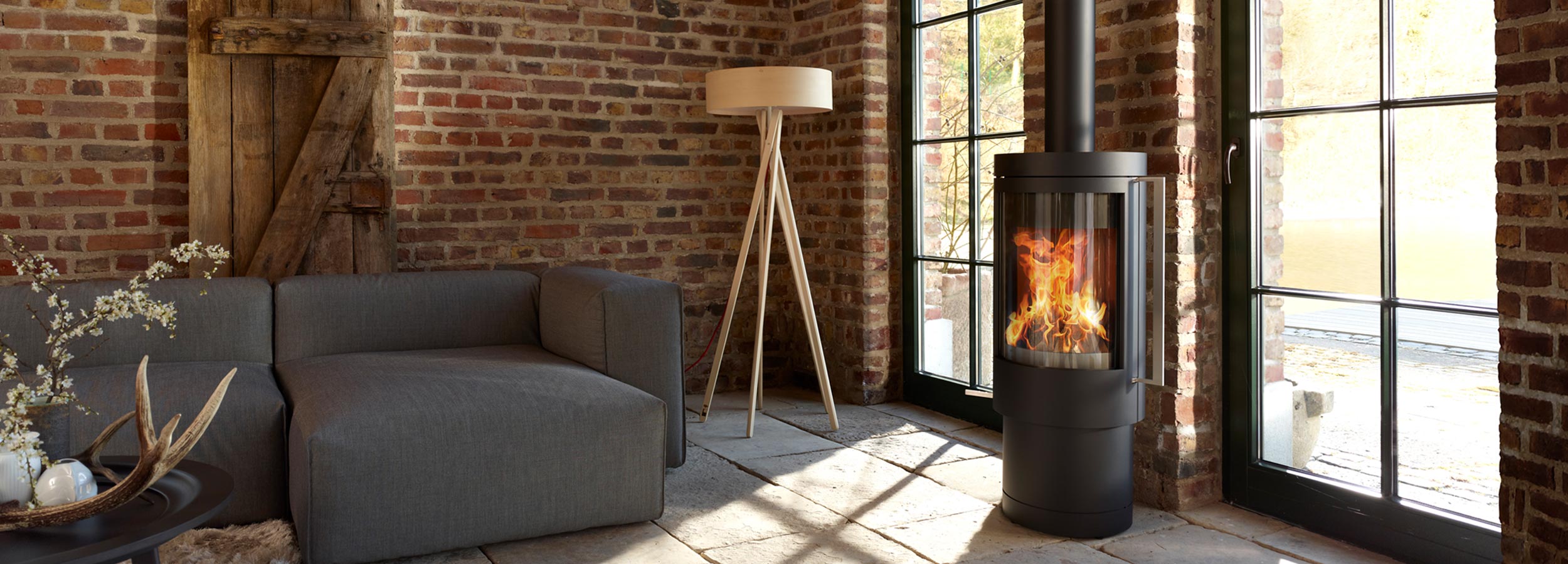 HASE Kaminofen Delhi stahl schwarz Wohnraumbild modern