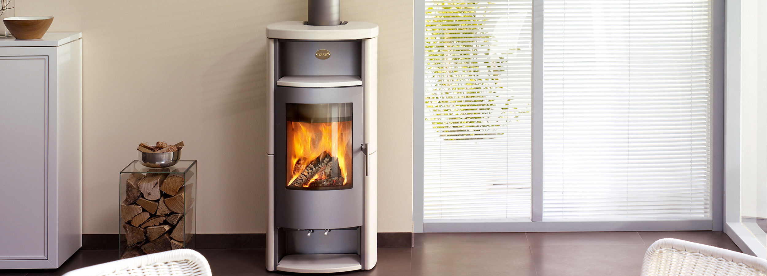 HASE Kaminofen Jena Silbergrau Wohnraumbild