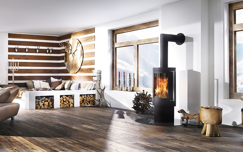 HASE Kaminofen Delhi stahl schwarz Wohnraumbild modern mit Holz